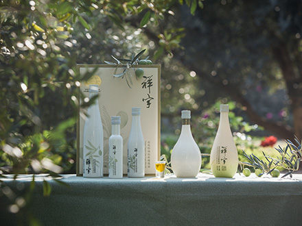 祥宇特級(jí)初榨橄欖油，純手工采摘、精選優(yōu)質(zhì)油橄欖鮮果，用意大利貝亞雷斯全自動(dòng)設(shè)備物理冷榨工藝，在鮮果采摘后8小時(shí)內(nèi)限時(shí)鮮榨而成。